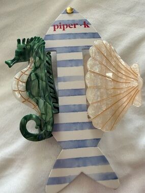 piper·k Green Seahorse and Pearlescent Shell Hair Clips